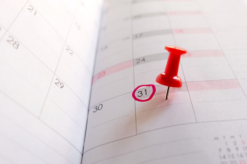 Red push pin on calendar, Red circle on 31.